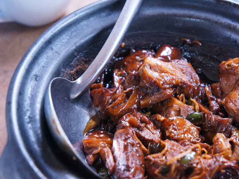 Thịt kho sốt đậm trong bát đen