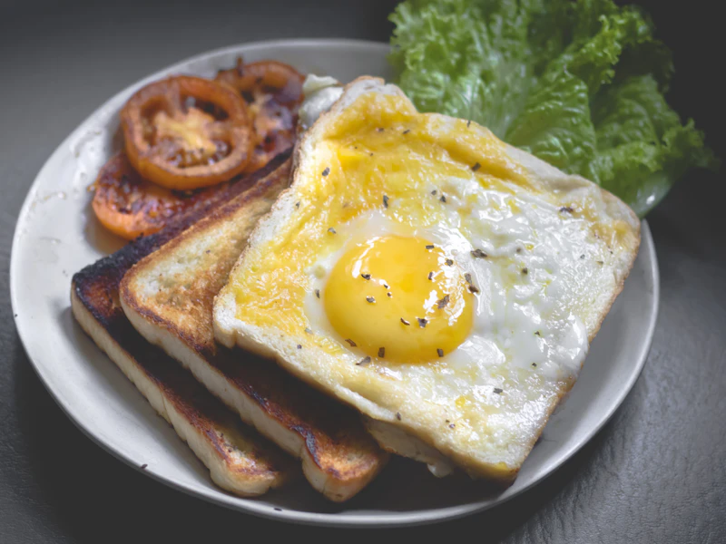 Bánh mì nướng với trứng ốp la và cà chua