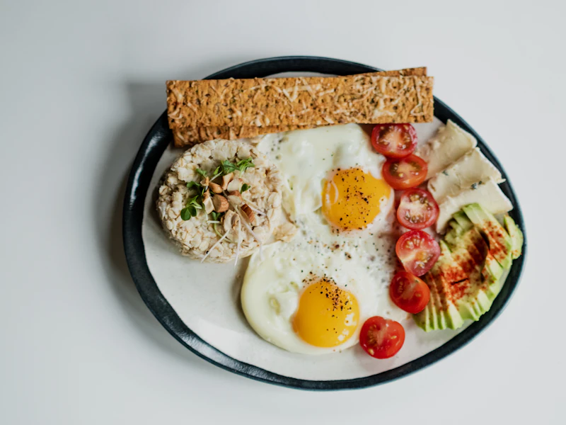 Đĩa trứng và rau củ trộn