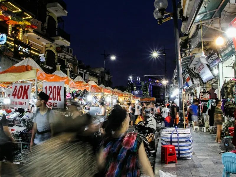 Khu chợ đêm đông người, sáng đèn