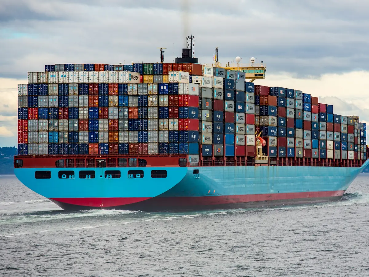Tàu container chạy trên biển