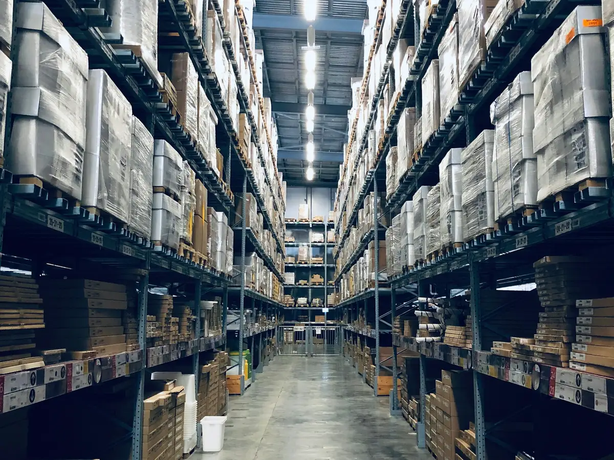 Kho hàng có kệ cao và pallet