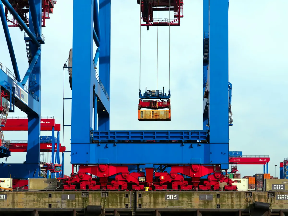 Cẩu nâng container ở cảng