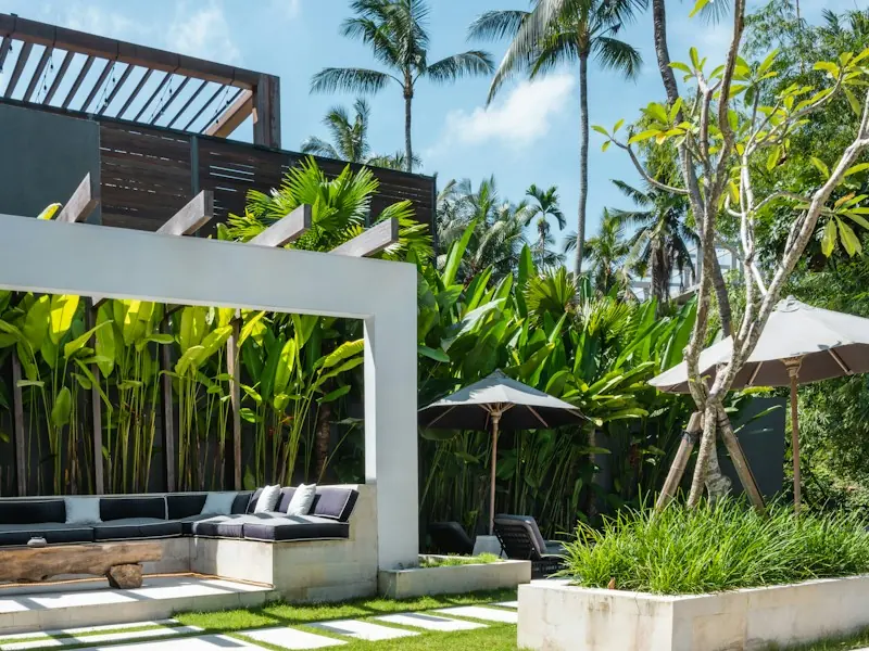 Biệt thự hiện đại với sân vườn và lối đi lát đá