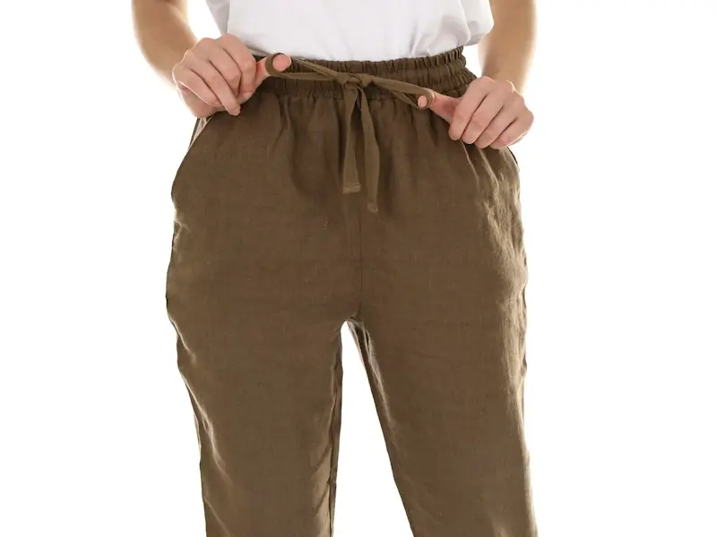 Quần linen nâu có dây rút ở cạp