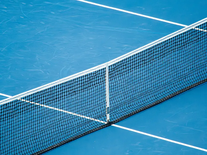Lưới tennis căng ngang mặt sân cứng màu xanh dương