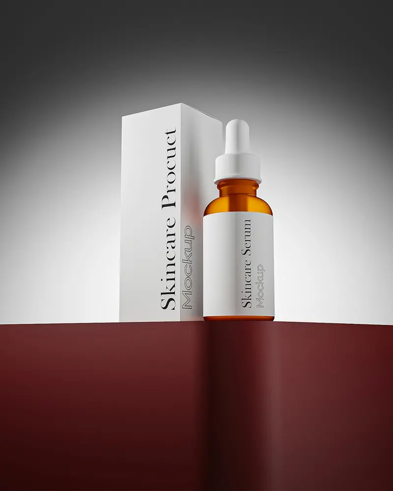 Chai serum và hộp giấy đựng serum trên nền đỏ