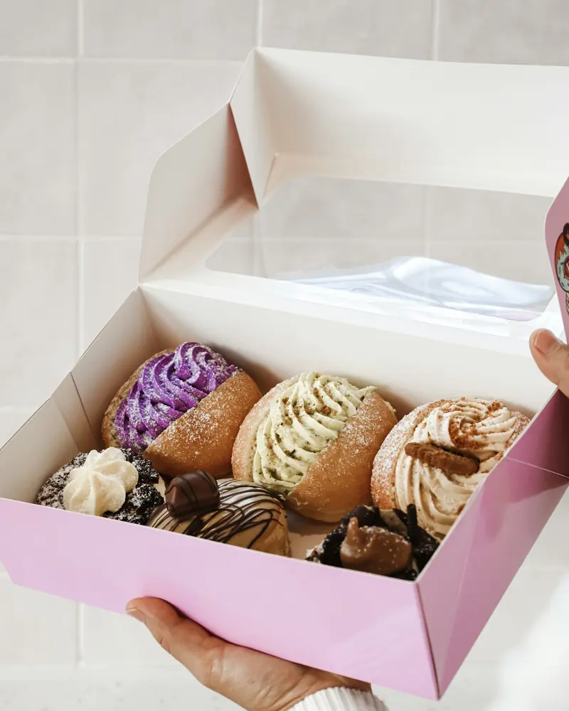 Bánh cupcake sô-cô-la trong hộp giấy trắng
