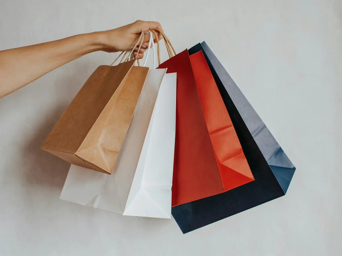 Tay cầm nhiều túi giấy mua sắm nhiều màu