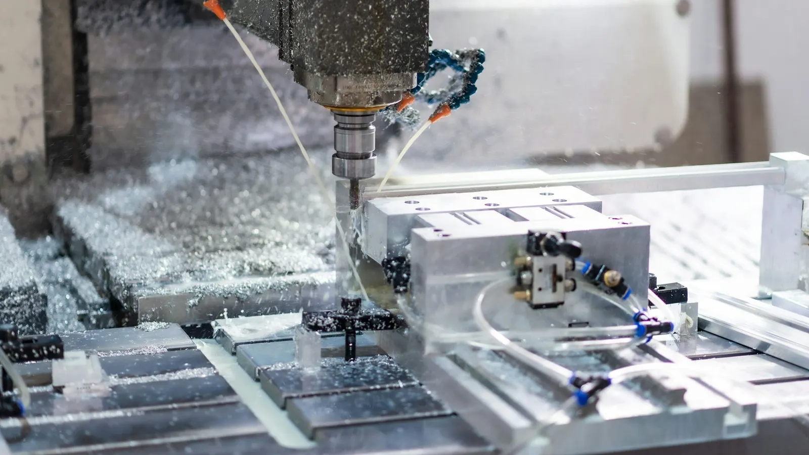 Máy phay CNC đang gia công phôi nhôm, dung dịch làm mát phun