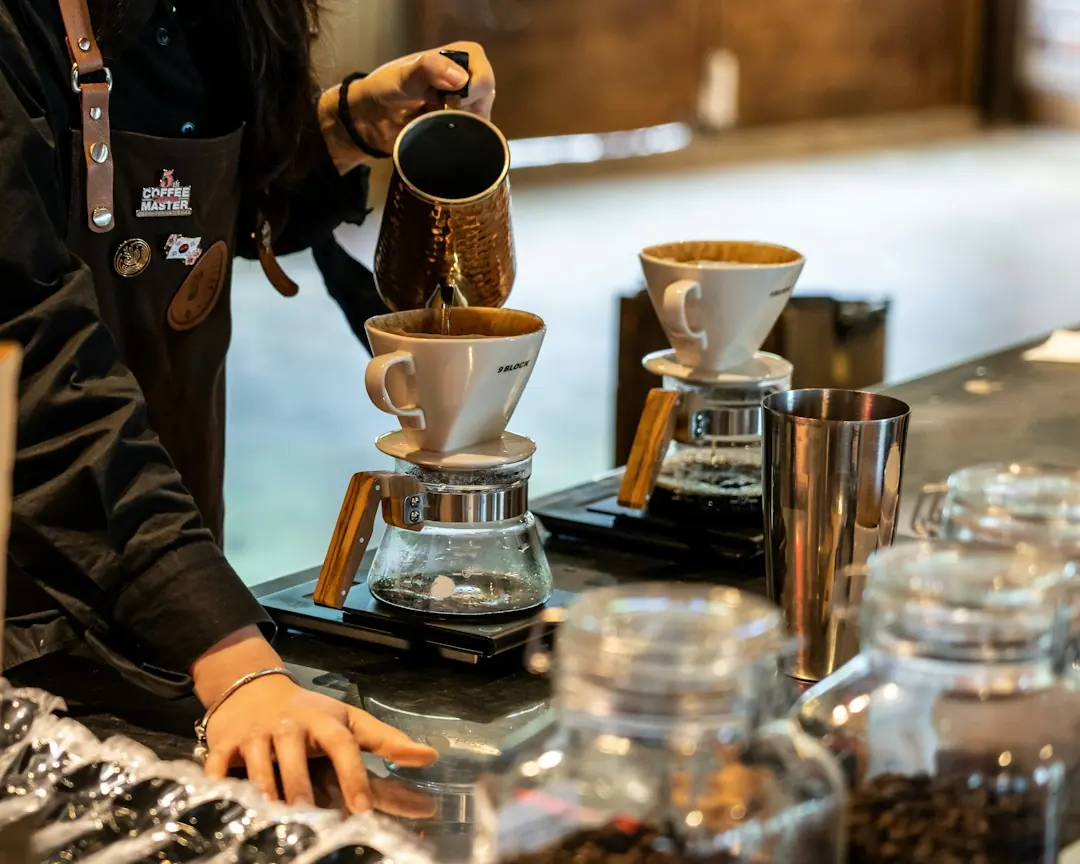 Pha cà phê pour over bằng ấm rót cổ ngỗng