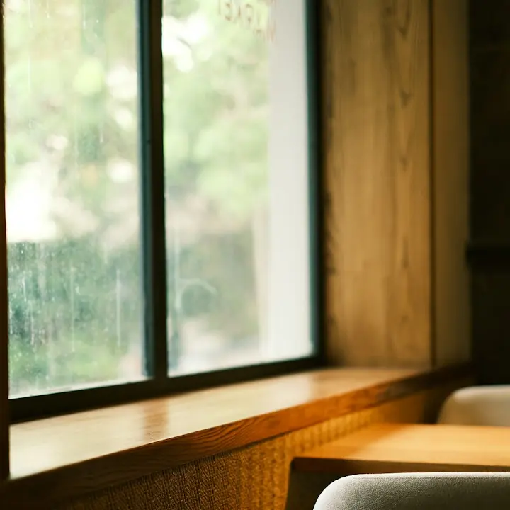 Dãy ghế ngồi cạnh ô cửa sổ lớn