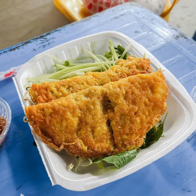 Bánh xèo vàng giòn kèm rau sống trong hộp