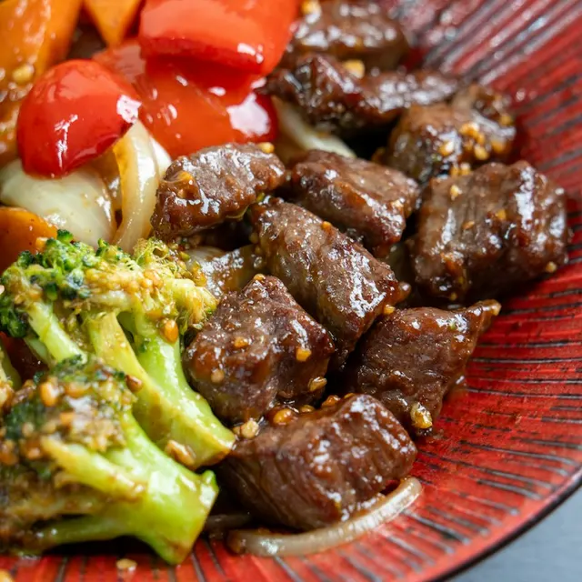 Bò lúc lắc cắt hạt lựu xào cùng bông cải xanh và cà chua