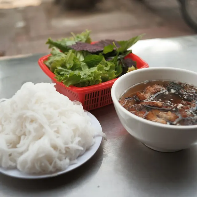 Bún chả: bún, rau sống và bát nước chấm có chả nướng