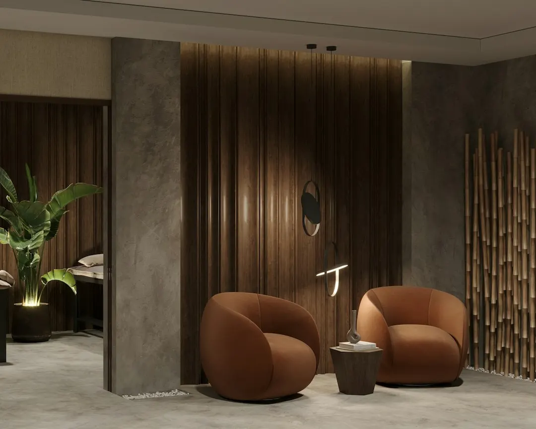 Phòng trị liệu ốp gỗ nâu với giường massage, cây xanh và ghế bành