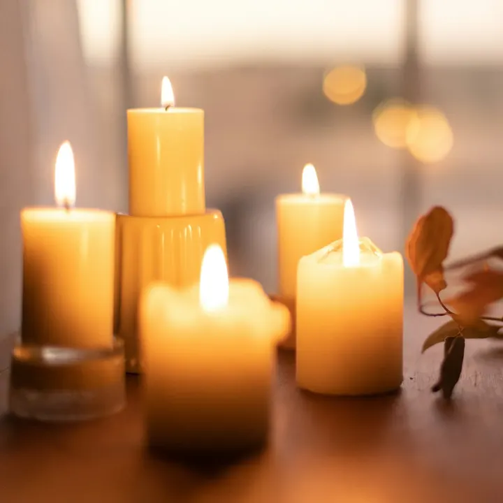 Những cây nến thắp sáng ấm áp trong phòng spa