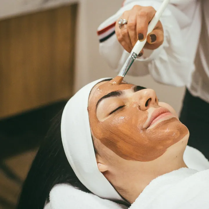 Khách đắp mặt nạ bùn nâu trong liệu trình chăm sóc da