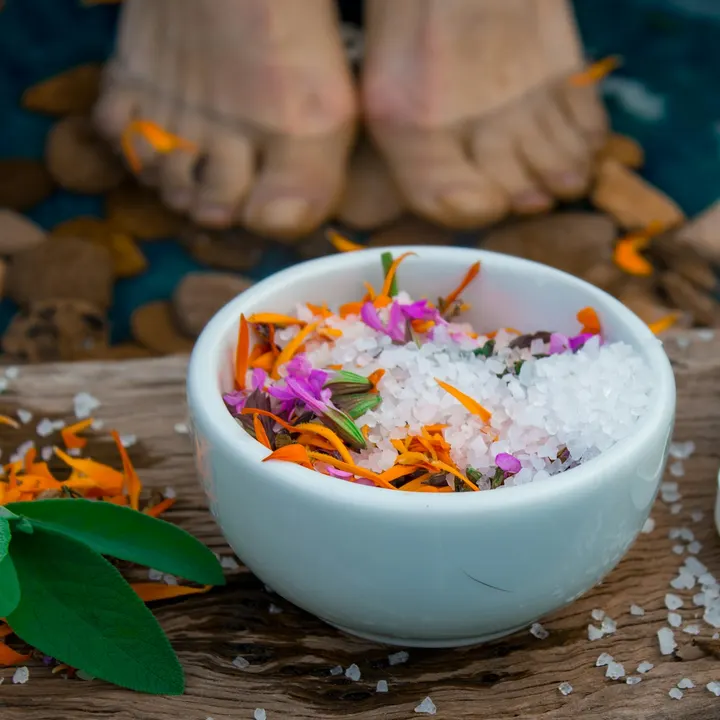 Bát muối biển trộn hoa khô dùng để tẩy tế bào chết