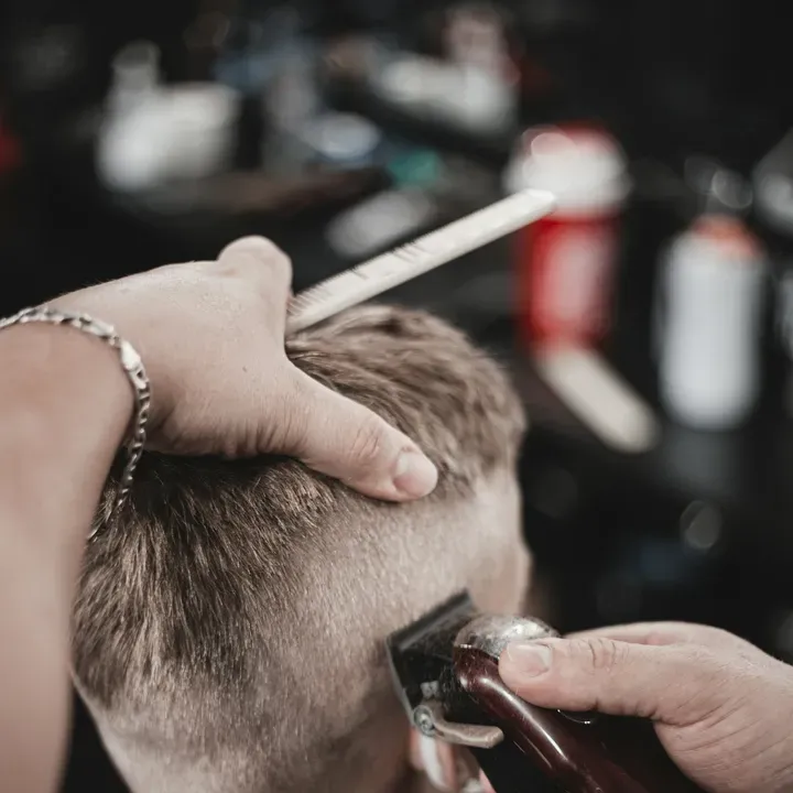 Gáy tóc fade thấp vừa được tông đơ hoàn thiện