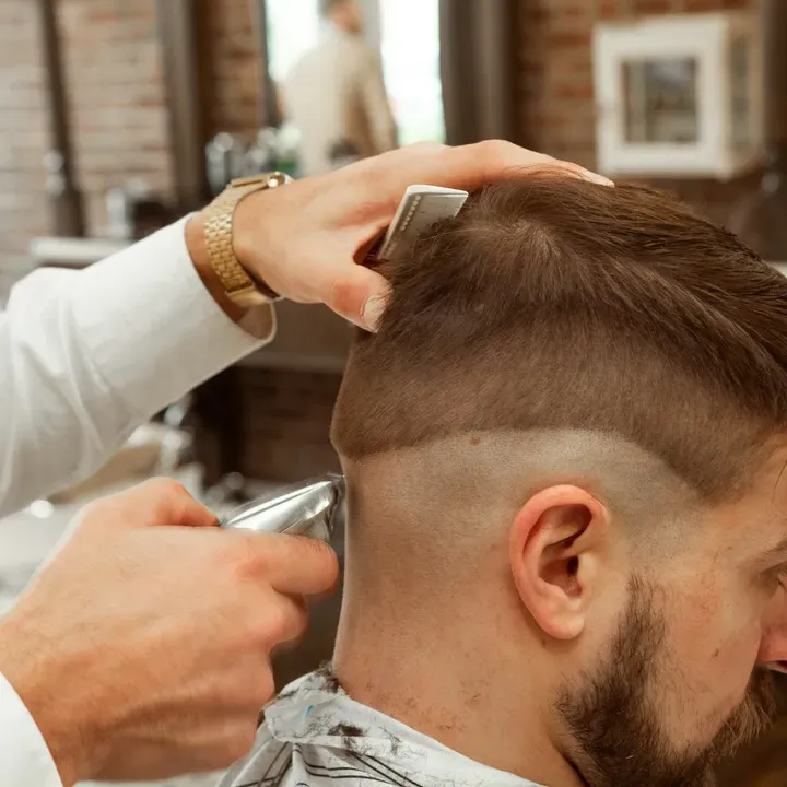 Kiểu undercut hai bên ngắn, phần trên để dài hơn