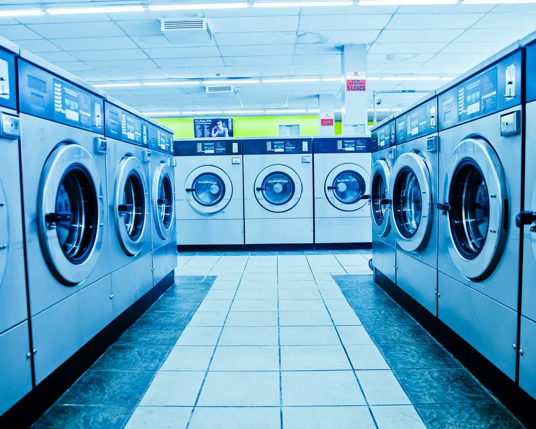 Dãy máy giặt sạch sẽ trong tiệm giặt sấy