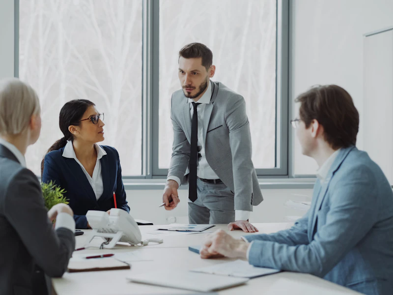 Nhóm đồng nghiệp họp quanh bàn trong văn phòng